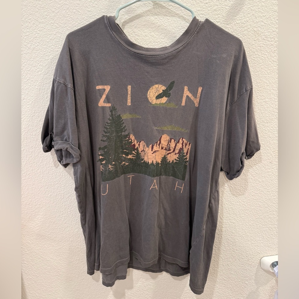 Girl Dangerous Gray Zion Utah Graphic T-Shirt women’s Medium